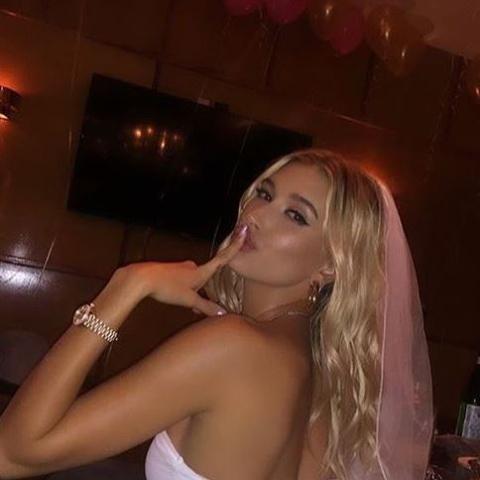 Hailey Baldwin  في حفل توديع العزوبية - صورة من story @haileybeiber