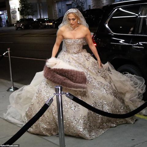 جنيفر لوبيز بالأبيض - SplashNews.com