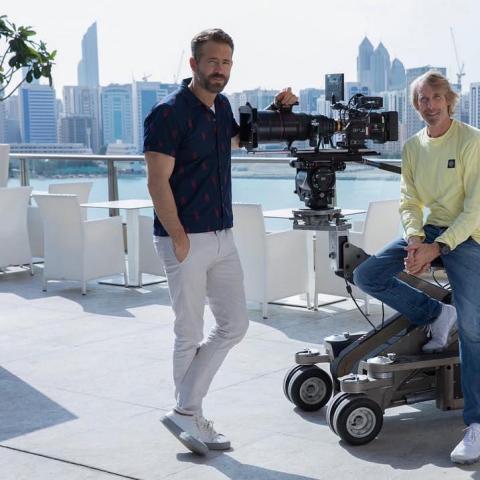 Ryan Reynolds ومايكل باي خلال تصوير 6 underground في أبو ظبي -انستغرام @6undergroundmovie