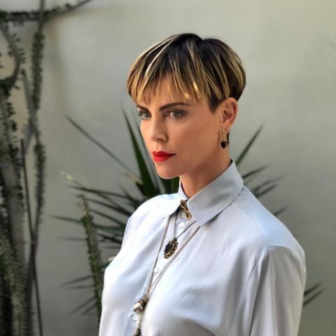 تشارليز ثيرون متألقة على السجادة الحمراء- انستغرام @charlizeafrica