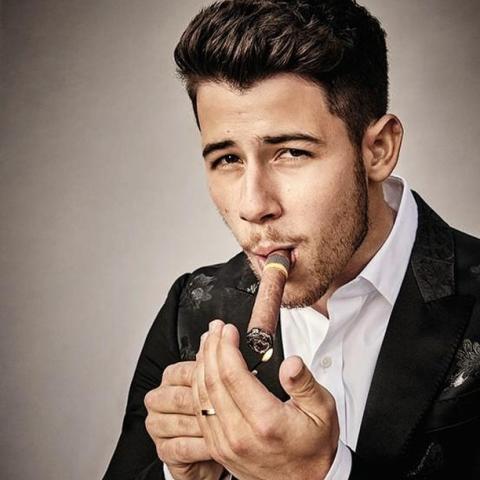 نك جوناس يتصدرغلاف مجلة Cigar Aficionado -انستغرام @cigaraficionado
