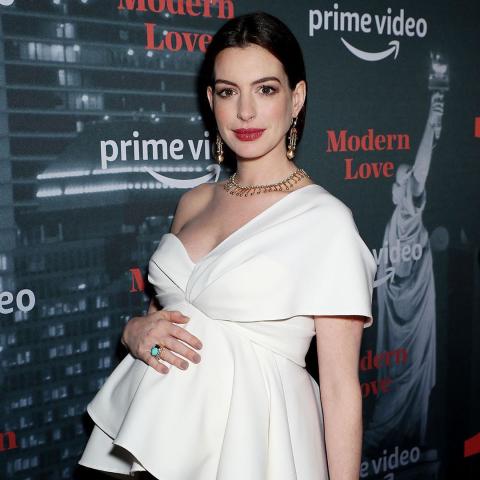 آن هاثاواي بإطلالة مشرقة على السجادة الحمراء -انستغرام @justjared