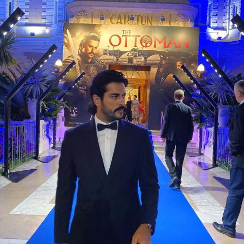 بوراك أوزجيفيت في معرض ميبكوم -انستغرام @burakozcivit