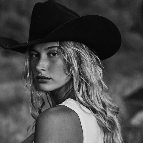 هايلي بالدوين في جلسة تصوير لمجلة فوغ -انستغرام @haileybieber