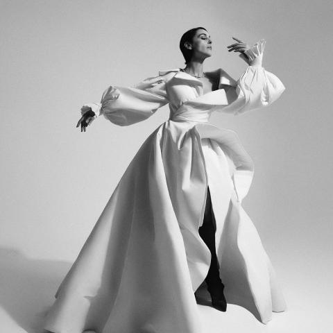 مونيكا بيلوتشي في تصميم من Ashi Studio - إنستغرام @ashistudio