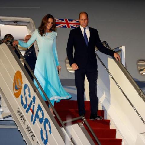 الأمير ويليام وكايت ميدلتون في مطار باكستان - صورة من Reuters