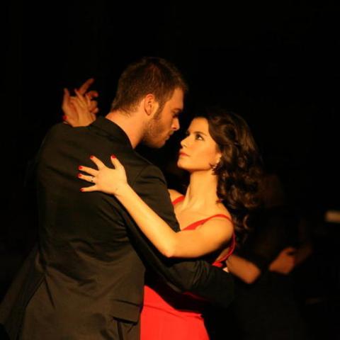 بيرين سات وكيفانش تاتليتوغ  من مسلسل العشق الممنوع