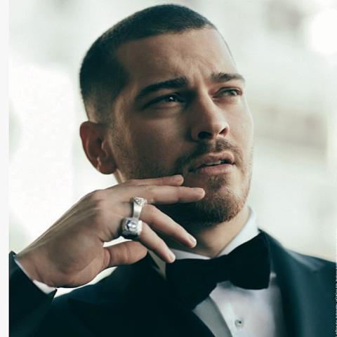 شاتاي اولسوي يصدم جمهوره - إنستغرام @cagatayulusoy