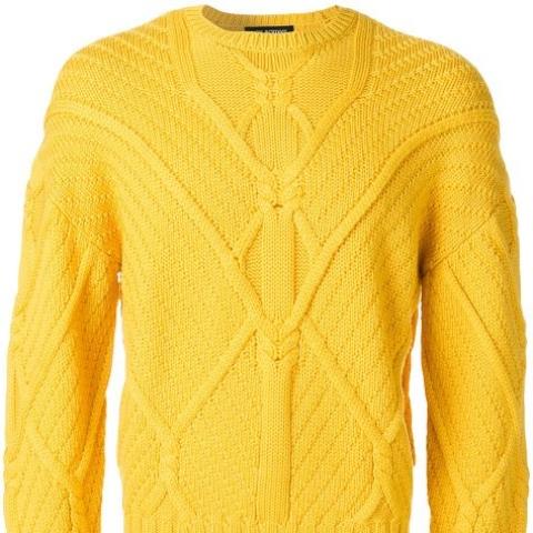 كنزة صفراء تجتاح الموضة