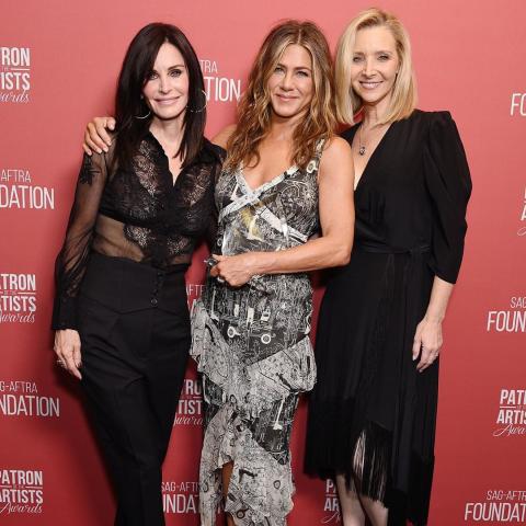 جنيفر أنيستون تتكرم من زملائها في Friends - صورة من Getty Images