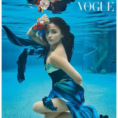 عليا بهات تحت الماء - صورة من إنستغرام @vogueindia
