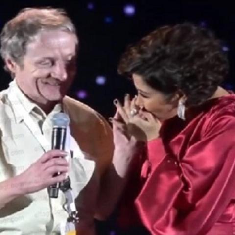 شيرين عبد الوهاب تقبل يد معجب