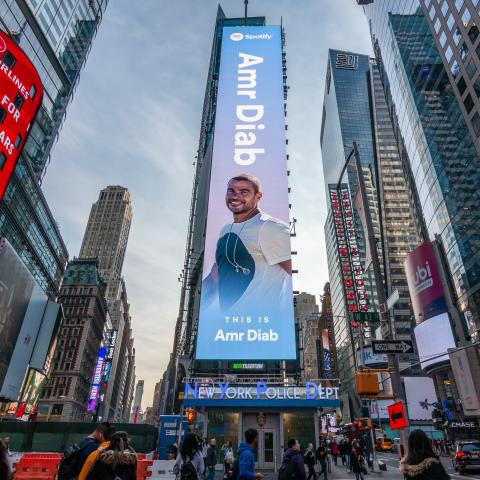 صورة ضخمة لعمرو دياب في الـ Times Square