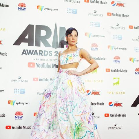 Halsey بفستانها المفضل على السجادة الحمراء -انستغرام @iamhalsey