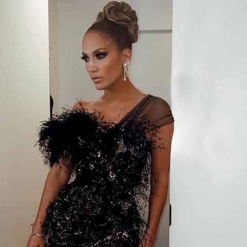 جنيفر لوبيز تأسر الحضور بإطلالتها في حفل توزيع جوائز غوثام -انستغرام @jlo