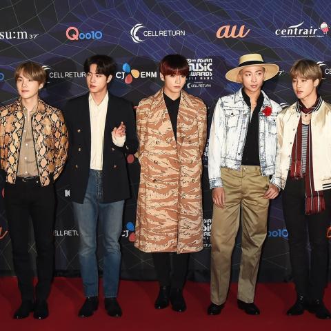 BTS على السجادة الحمراء خلال حفل MAMA - من  vogue.com