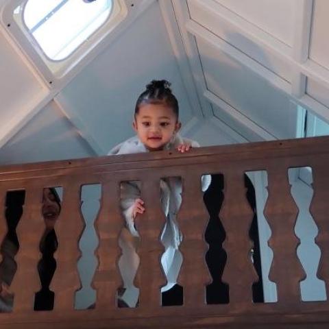 ستورمي انتقلت للعيش في منزلها الخاص - صورة من الفيديو على يوتيوب