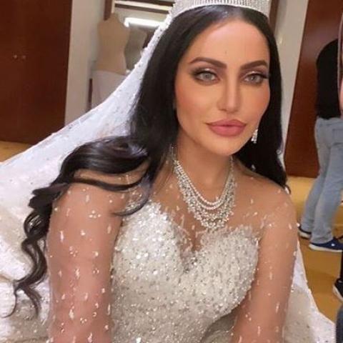 فوز الشطي شبيهة انجلينا جولي يوم زفافها