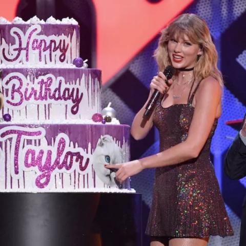 تايلور سويفت تحتفل بعيد ميلادها على المسرح