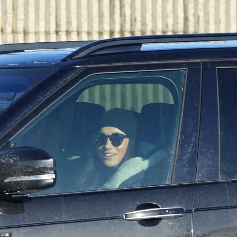 ميغان ماركل تقود سيارتها وتنتظر صديقتها في مطار كندا -dailymail.co.uk