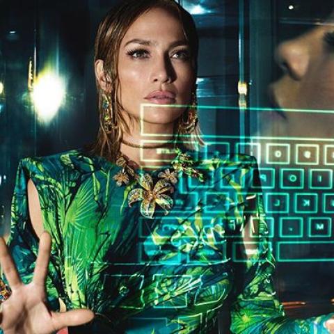 جينيفر لوبيز في حملة الغاب مع دار Versace من إنستغرام @versace