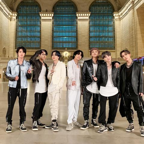 فرقة BTS  خلال تأديتها أغنية ON في The Tonight Show