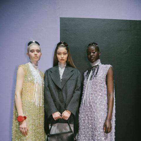 Prada يدعم المرأة من خلال مجموعته الجديدة