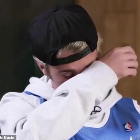 جاستن بيبر يبكي بسبب بيلي آيليش