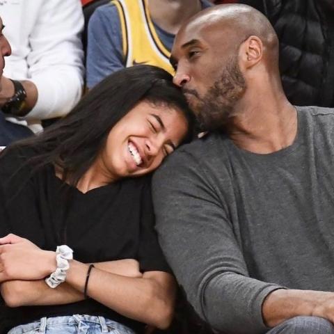 كوبي وابنته جيانا خلال متابعة مباراة ليكرز