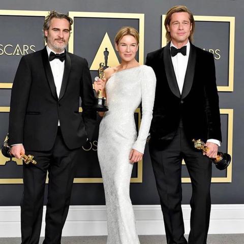 رينيه زيلويغر تتوسط براد بيت وخواكين فينيكس خلال حفل الأوسكار