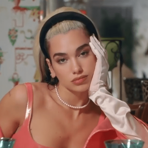 دوا ليبا تعاني باختيار ملابسها