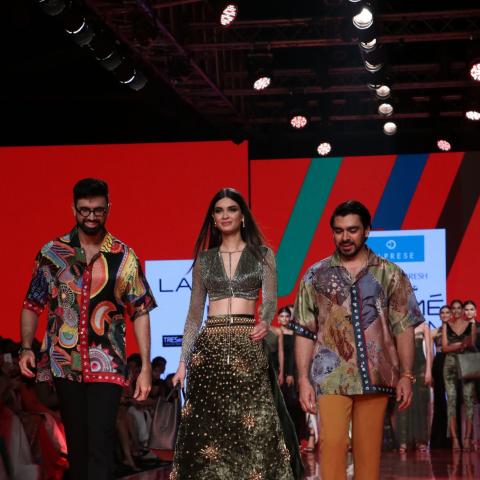 نجوم بوليوود تحولوا إلى عارضات أزياء في لاكمي 2020