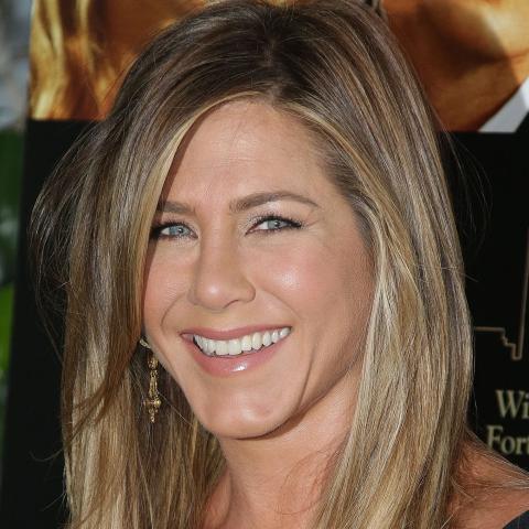 الجمهور يحتفل بعيد جنيفر أنيستون الـ51