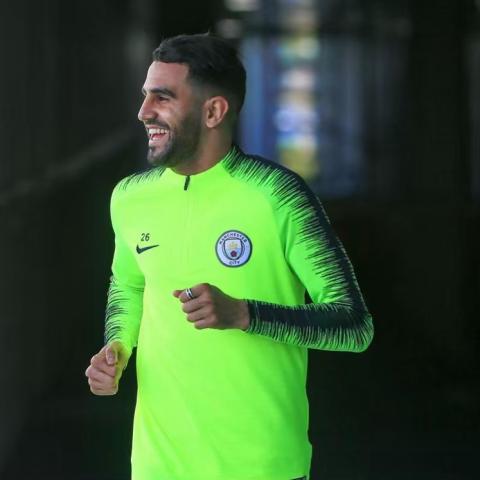 لاعب مانشستر سيتي يواعد تايلور وارد