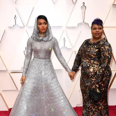 النجوم إلى جانب أمهاتهم على السجادة الحمراء