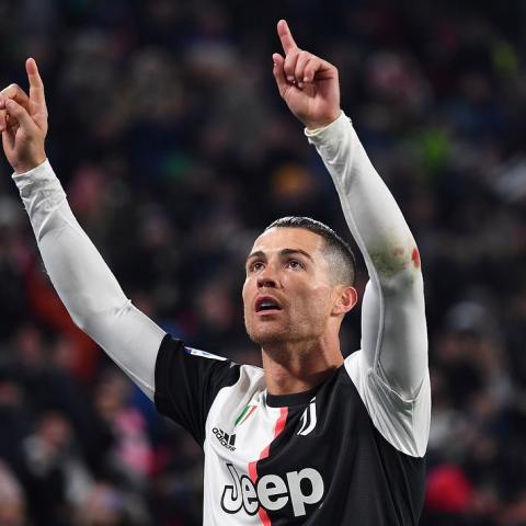 كريستيانو رونالدو يحتفل بمباراته الألفية   @CristianoRonaldo