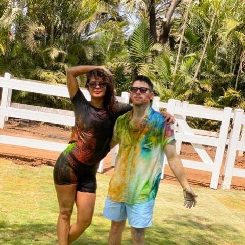 نجوم بوليوود تحتفل بعيد هولي - صورة من  @priyankachopra