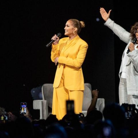 جينيفر لوبيز في لقائها مع أوبرا - AFP