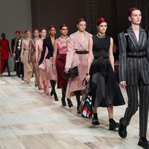 من عرض أزياء Alexander McQueen