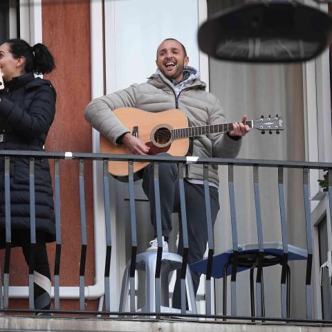 الناس تحتفل على طريقتها رغم الكورونا