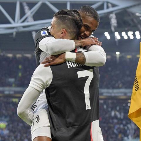 صورة تجمع دوغلاس كوستا وكريستيانو رونالدو