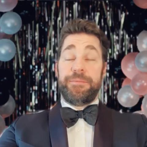 جون كراسينسكي DJ في حفل تخرّج