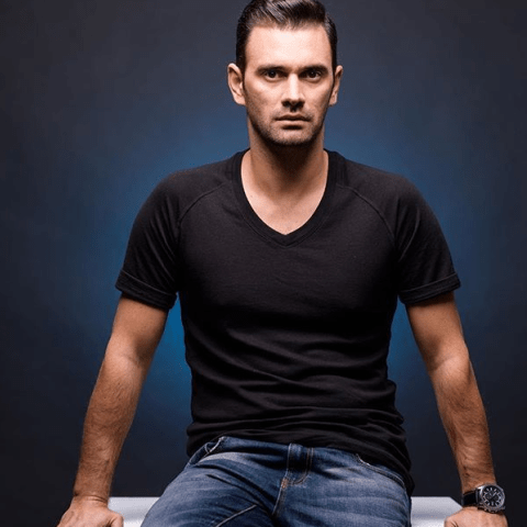 بطل مسلسل "سامحيني" يطلب من جمهوره الالتزام بالحجر المنزلي