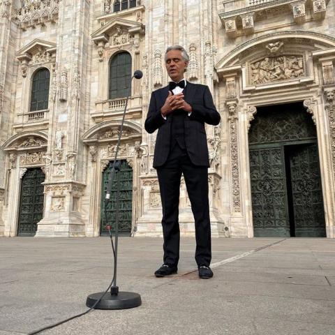 أندريا بوتشيللي يغني أمام كاتدرائية ميلانو - انستغرام @repubblica_milano