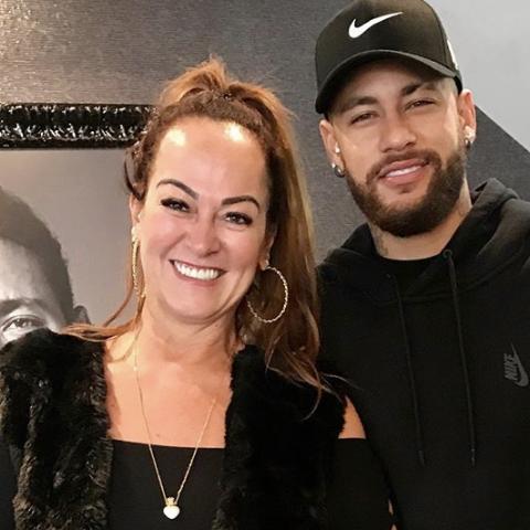 نيمار يبارك علاقة والدته بشاب يصغرها بـ30 عاماً