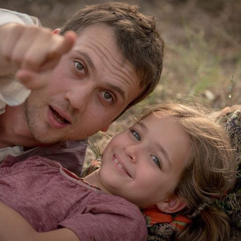 الممثلة الطفلة نيسا صوفيا أكسونغور  تتمتع بلحظات النجاح والشهرة