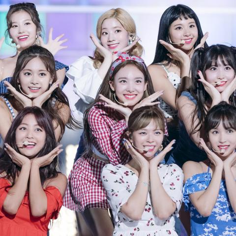 فريق TWICE يحقق رقماً قياسياً بمبيعات More &amp; More المسبقة