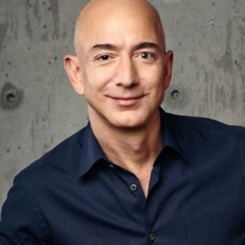 جيف بيزوس أول تريليونير في العالم