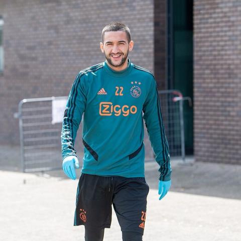 النجم المغربي يغادر امستردام الى تشيلسي الانقليزي