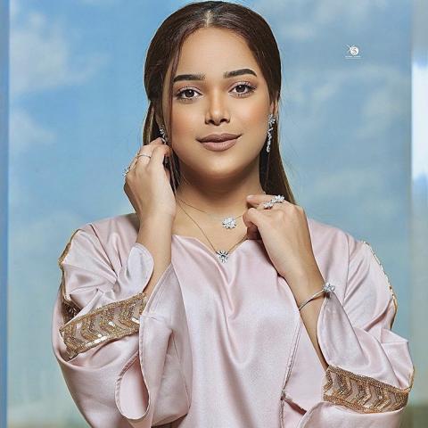 مشاعل الشحي تتكلم الفلبينية مع جدتها - الصورة من إنستغرام